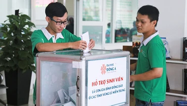 Sinh viên Trường đại học Đông Á chung tay đóng góp ủng hộ các bạn bị ảnh hưởng do bão lụt ở miền trung.