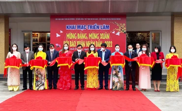 Các đại biểu cắt băng khai mạc triển lãm và hội báo xuân.