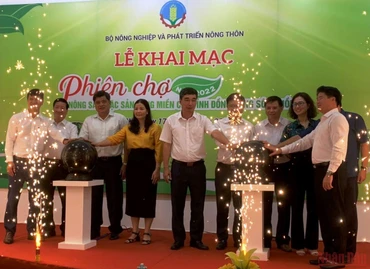 Các đại biểu ấn nút khai mạc Phiên chợ nông sản, đặc sản vùng miền các tỉnh đồng bằng sông Hồng năm 2022 . (Ảnh: THANH TRÀ)