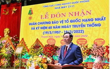 Chủ tịch Quốc hội Vương Đình Huệ phát biểu chúc mừng Nhà máy Z111 tại buổi lễ. (Ảnh: DUY LINH)