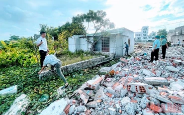 Các cơ quan chức năng của huyện Thủy Nguyên thực hiện giải phóng mặt bằng các trường hợp không tự giác chấp hành tại xã Tân Dương. 