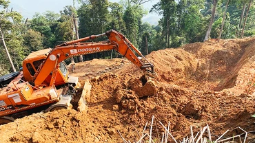 Cảnh thi công tại móng cột số 3 ở bản Buộc Mú, xã Na Ngoi. Ảnh: VŨ TOÀN