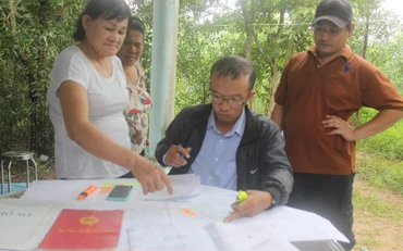 Kiểm đếm đất đai và tài sản gắn liền trên đất của người dân trong vùng dự án Cảng HKQT Long Thành.