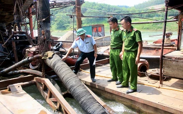 Lực lượng chức năng tỉnh Tuyên Quang tiến hành kiểm tra hoạt động khai thác cát trên sông Lô.