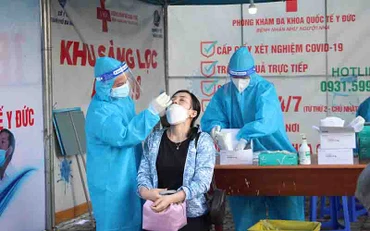 Người lao động test nhanh Covid-19 trước khi lên xe.