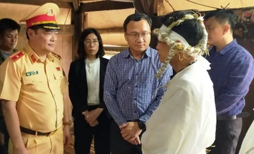 Đại diện Ủy ban An toàn giao thông Quốc gia động viên, chia buồn với thân quyến người tử vong do tai nạn giao thông.