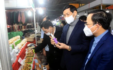 Các đại biểu tham quan các gian hàng bình ổn giá tại Hội chợ.