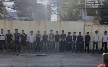 16 thanh thiếu niên hẹn nhau thách đấu đã bị khởi tố chiều 13/5. (Ảnh Công an cung cấp)