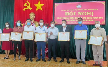 Trao bằng khen cho các tập thể và cá nhân xuất sắc trong công tác vận động toàn dân tham gia ủng hộ công tác phòng, chống dịch Covid-19 tại Phú Yên. (Ảnh: TRÌNH KẾ)