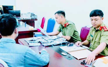 Công an làm việc với đối tượng có thiết bị công nghệ cao bị thu giữ. (Ảnh: Công an cung cấp) 