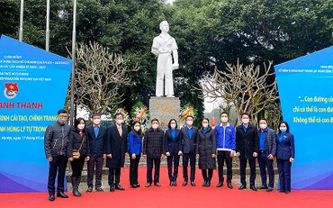 Đại diện lãnh đạo các ban, sở, ngành, đoàn thể khánh thành công trình thanh niên cải tạo tượng đài anh hùng Lý Tự Trọng.