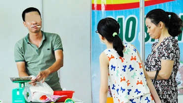 Hút thuốc lá nơi công cộng vẫn diễn ra. Ảnh: Song Anh