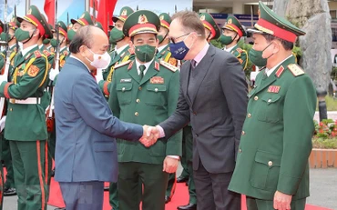 Chủ tịch nước Nguyễn Xuân Phúc tới thăm, làm việc tại Trung tâm Nhiệt đới Việt-Nga. (Ảnh: TTXVN)