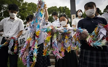 Người dân tưởng nhớ các nạn nhân vụ nổ bom hạt nhân ở Nagasaki. (Ảnh: EPA)
