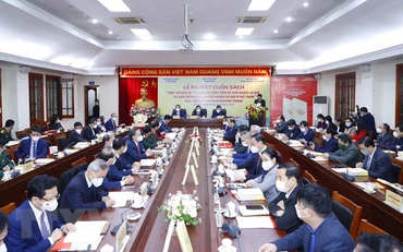 Quang cảnh lễ ra mắt cuốn sách. (Ảnh: Phương Hoa/TTXVN)