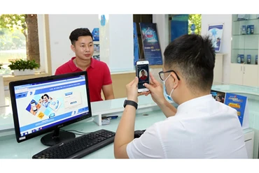 Nhân viên VinaPhone chụp ảnh khách hàng, bảo đảm chính xác thông tin thuê bao nhằm ngăn chặn sim rác. Ảnh: THANH HÀ