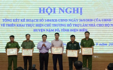 Chủ tịch UBND tỉnh Điện Biên Mùa A Sơn trao Bằng khen của UBND tỉnh tặng các tập thể có nhiều đóng góp thực hiện chương trình.