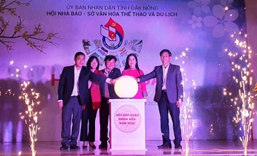 Các đại biểu tham dự nhấn nút khai mạc Hội báo Xuân Nhâm Dần năm 2022.