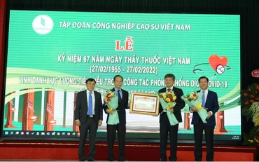 Lãnh đạo VRG nhận Bằng khen của Thủ tướng về thành tích phòng, chống dịch Covid-19 năm 2021.