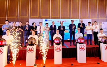 Các đại biểu thực hiện nghi thức khởi động hợp phần tư vấn Hỗ trợ kỹ thuật của dự án. (Ảnh: TTXVN)