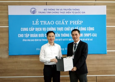 Trao giấy phép cung cấp dịch vụ chứng thực chữ ký số công cộng cho VNPT