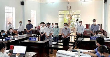Phiên tòa xét xử 10 bị cáo nguyên là cán bộ, nhân viên Chi nhánh VPĐKĐĐ và Chi Cục Thuế Phan Thiết.