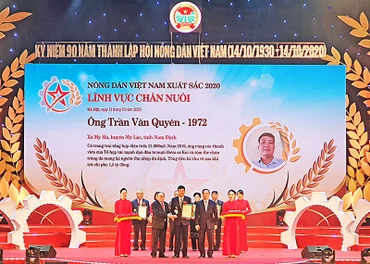 Đồng chí Nguyễn Văn Bình và đồng chí Thào Xuân Sùng trao danh hiệu "Nông dân Việt Nam xuất sắc" năm 2020 tặng các nhà nông tiêu biểu trong lĩnh vực chăn nuôi.