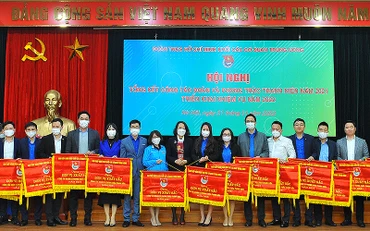 Các cơ sở Đoàn thanh niên trong Khối cơ quan Trung ương nhận Cờ thi đua xuất sắc tại Hội nghị.