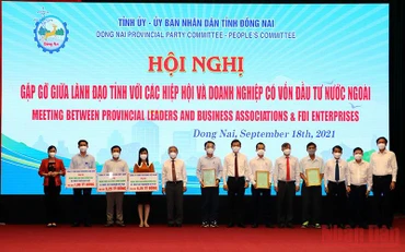 Lãnh đạo tỉnh Đồng Nai tiếp nhận thiết bị y tế, hàng hóa và trao thư cảm ơn cho các doanh nghiệp FDI.