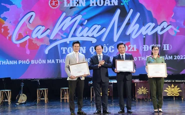 Ban tổ chức trao giải xuất sắc cho 3 đơn vị nghệ thuật. (Ảnh: Cục Nghệ thuật biểu diễn)