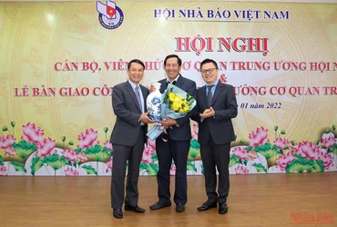 Đồng chí Lê Quốc Minh và đồng chí Nguyễn Đức Lợi tặng hoa đồng chí Thuận Hữu tại lễ bàn giao nhiệm vụ.