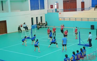 Các đội thi đấu bóng chuyền hơi tại Nhà thi đấu Trung tâm huấn luyện quân sự quốc gia 4.