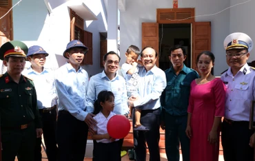 Đoàn công tác của thành phố Hà Nội trong chuyến thăm, làm việc tại huyện đảo Trường Sa.