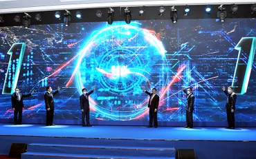 Bộ trưởng Bộ Tài chính Hồ Đức Phớc cùng lãnh đạo Tổng cục Thuế và đại diện các bộ, ngành thực hiện nghi thức kích hoạt Cổng thông tin điện tử dành cho nhà cung cấp nước ngoài và ứng dụng ETaxMoblie. 