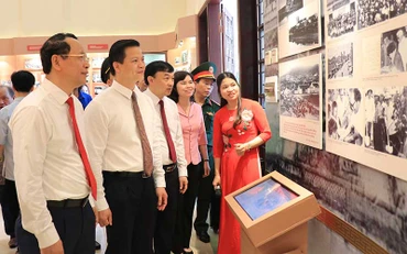 Các đồng chí lãnh đạo tỉnh Bắc Ninh thăm Nhà trưng bày thân thế, sự nghiệp đồng chí Hoàng Quốc Việt.
