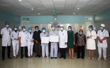 Đại diện lãnh đạo Bệnh viện đa khoa tỉnh Thanh Hóa trao giấy ra viện cho hai bệnh nhân.