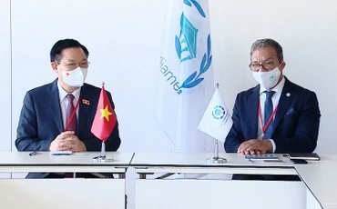 Chủ tịch Quốc hội Vương Đình Huệ gặp Chủ tịch Liên minh Nghị viện thế giới (IPU) Duarta Pacheco. (Ảnh: DOÃN TẤN/TTXVN)