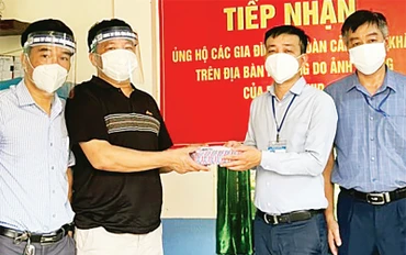 Anh Ngô Ngọc Hiển (thứ hai từ phải sang) tiếp nhận ủng hộ của các nhà hảo tâm để chuyển đến người khó khăn. 