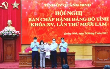 Thường trực Tỉnh ủy tặng hoa chúc mừng đồng chí Trịnh Thị Minh Thanh, Phó Bí thư Tỉnh ủy Quảng Ninh, nhiệm kỳ 2020-2025.
