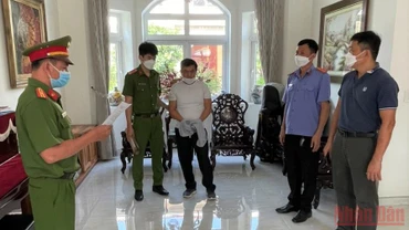 Lực lượng cơ quan điều tra đọc lệnh bắt bị can Trương Quốc Tuấn.
