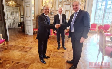 Ông Jean-Luc Moudenc, Thị trưởng TP Toulouse tiếp Đại sứ Đinh Toàn Thắng.