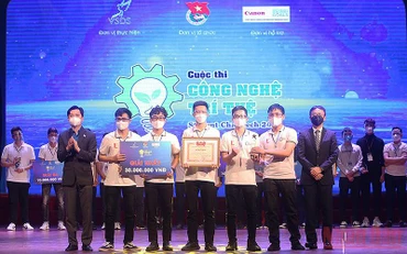 Đại diện Ban Tổ chức trao giải nhất cuộc thi “Công nghệ trí tuệ Student Chie-Tech” năm 2021 tặng đội The Cim Light (Trường Đại học Bách khoa Hà Nội).