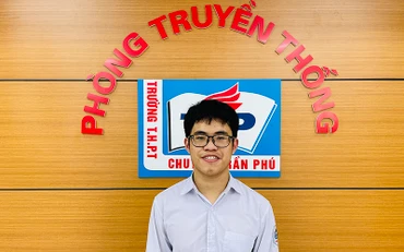 Thí sinh Vũ Bùi Đình Tùng, nhà vô địch Cuộc thi tìm hiểu lịch sử, văn hóa dân tộc “Tự hào Việt Nam” lần thứ IV, năm học 2021-2022.
