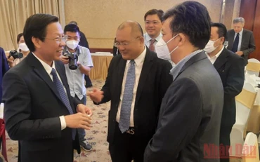 Chủ tịch UBND TP Hồ Chí Minh Phan Văn Mãi trao đổi với đại diện các Hiệp hội doanh nghiệp nước ngoài trên địa bàn thành phố.