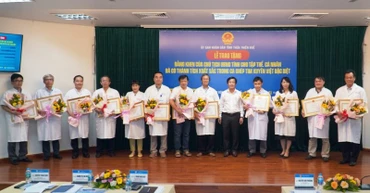 Chủ tịch UBND tỉnh Thừa Thiên Huế tặng Bằng khen cho các tập thể và cá nhân xuất sắc tại Bệnh viện Trung ương Huế đã thực hiện ca ghép tim xuyên Việt thành công. (Ảnh: Hiếu - Minh)