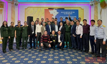 Đại sứ Đặng Minh Khôi chụp ảnh lưu niệm cùng các đại biểu (Ảnh: Quế Anh) 