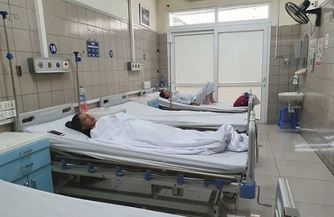 Bệnh nhân sốc nhiệt được điều trị tích cực tại Bệnh viện Bạch Mai. 