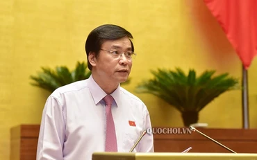 Tổng Thư ký Quốc hội - Chủ nhiệm Văn phòng Quốc hội Nguyễn Hạnh Phúc trình bày Tờ trình về chương trình giám sát năm 2021 của Quốc hội. Ảnh: Quochoi.vn