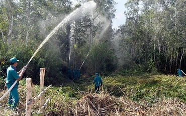 Lực lượng chức năng Vườn quốc gia U Minh Hạ (Cà Mau) phối hợp cảnh sát phòng cháy, chữa cháy diễn tập phương án chữa cháy rừng.Ảnh: QUỐC KHẢI