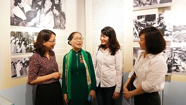 Anh hùng Lực lượng vũ trang nhân dân Trương Thị Khuê kể chuyện về Bác Hồ cho các bạn trẻ.